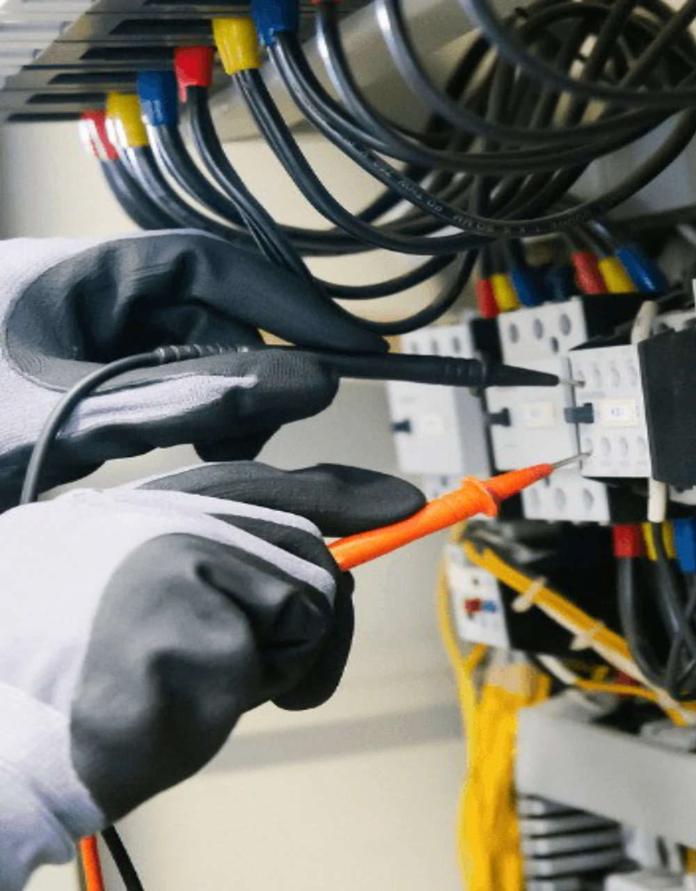 Elektriker som felsöker en elcentral i Malmö
